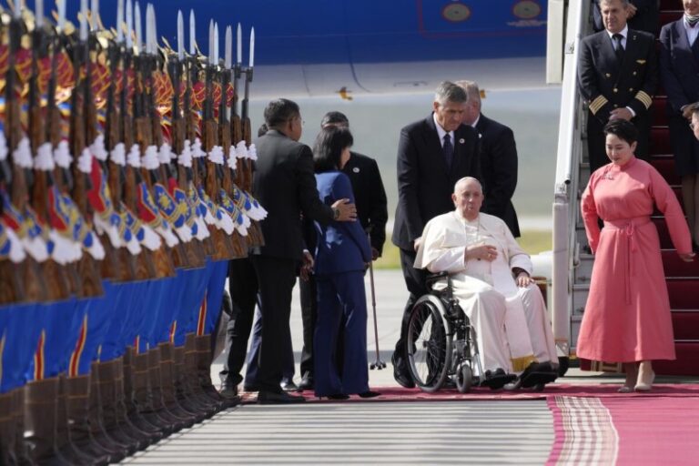 Papa Francisco llega a Mongolia en primera visita a ese país