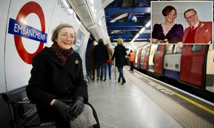 Una mujer  acude diariamente al metro de Londres para escuchar la voz de su esposo fallecido 