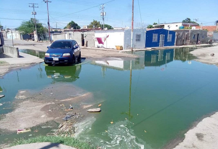 Río de aguas putrefactas invade la calle 5 de Julio de Las Piedras