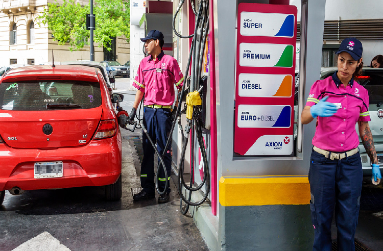 Se registra escasez de combustible en varias ciudades de Argentina