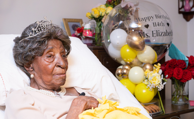 Una mujer celebra 114 años y su cumpleaños se vuelve viral