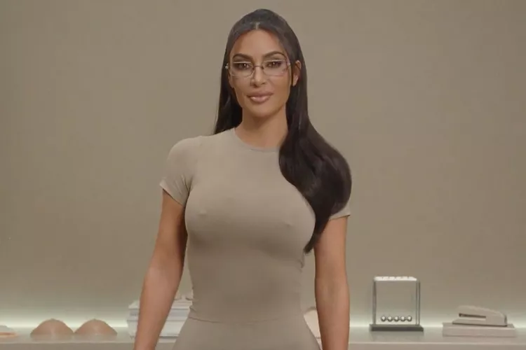 Kim Kardashian lanza sujetadores que simulan los pezones