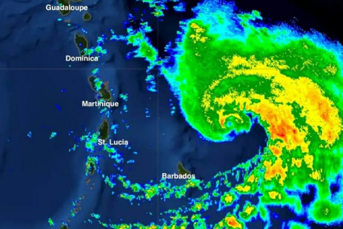 Huracán Tammy avanza por aguas abiertas y provoca un fuerte oleaje en el Caribe