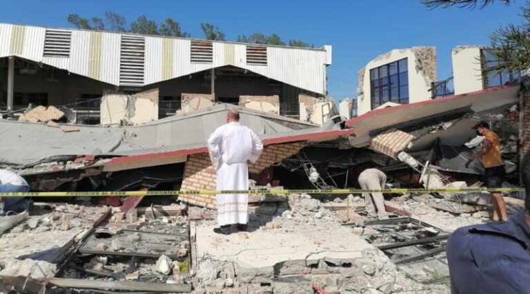 Diez muertos luego de derrumbarse el techo de una iglesia en México