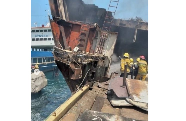 El ferry “María Rosario” se prende en llamas en Puerto La Cruz