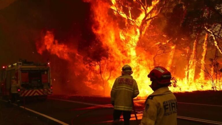 Decenas de incendios arden sin control en Australia
