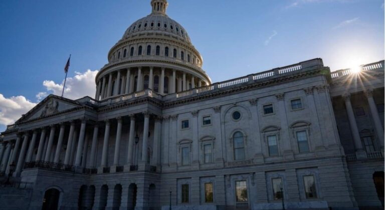 El Congreso de EEUU evitó in extremis el cierre del gobierno federal