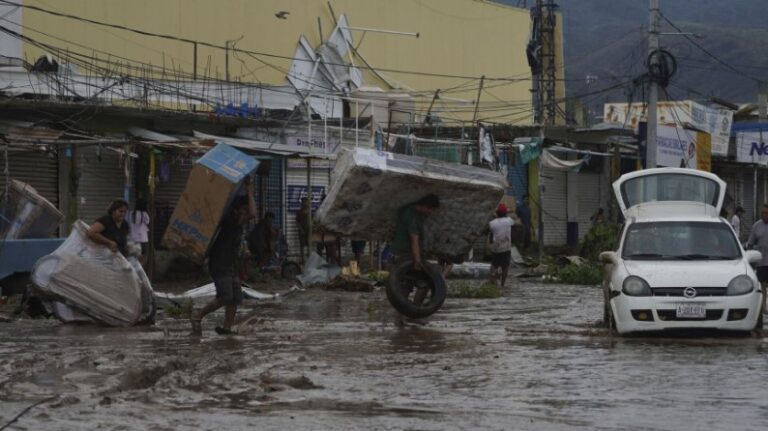 México despliega casi 8.400 efectivos en Acapulco para mitigar los daños del huracán Otis