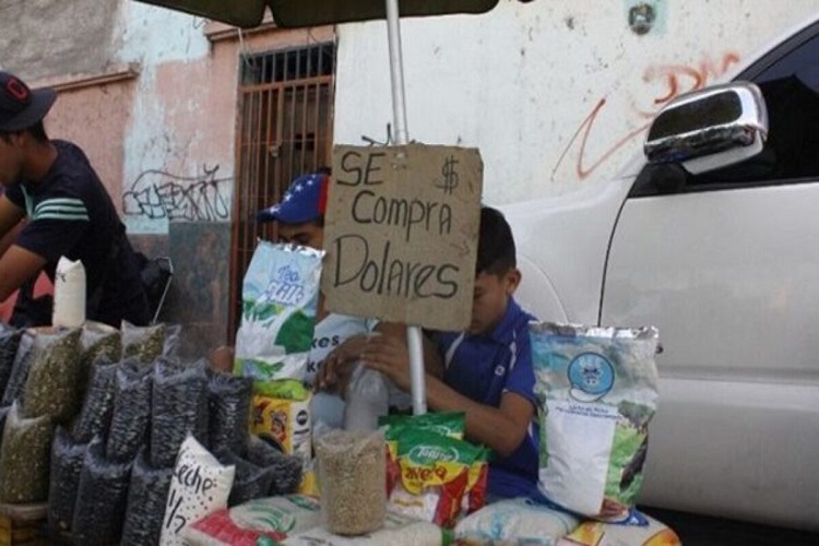 Casas de cambio callejeras, otra cara de la dolarización en Venezuela