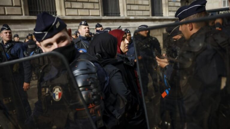 Autoridades de Francia detienen a centenares de personas por actos de antisemitismo