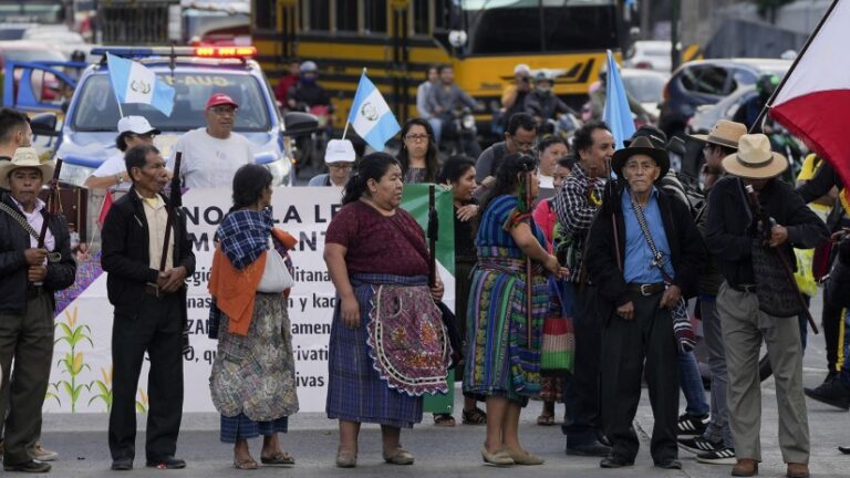 Bloquean carreteras de Guatemala en protesta contra Fiscalía