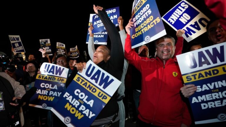 Otros 4.000 trabajadores del sector automotor se unen a la huelga en EEUU