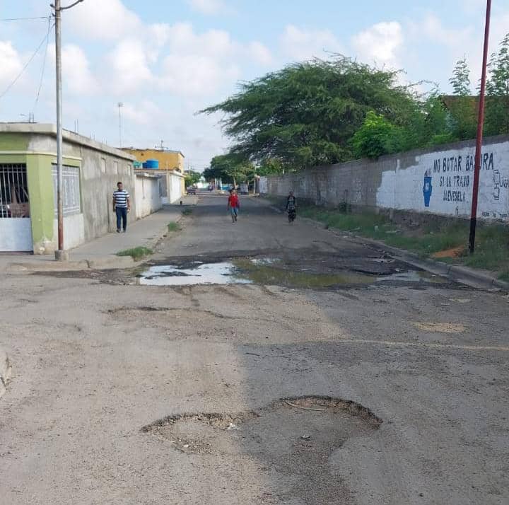 Agua estancada destruye asfaltado en la urbanización Ramón Ruiz Polanco de Punto Fijo