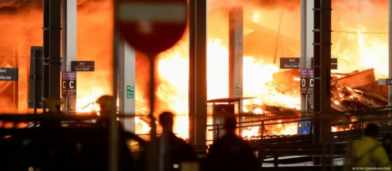 Un incendio paraliza el aeropuerto londinense de Luton