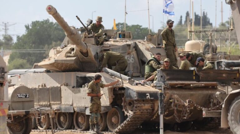 Los tanques israelíes avanzan por la periferia de la ciudad de Gaza