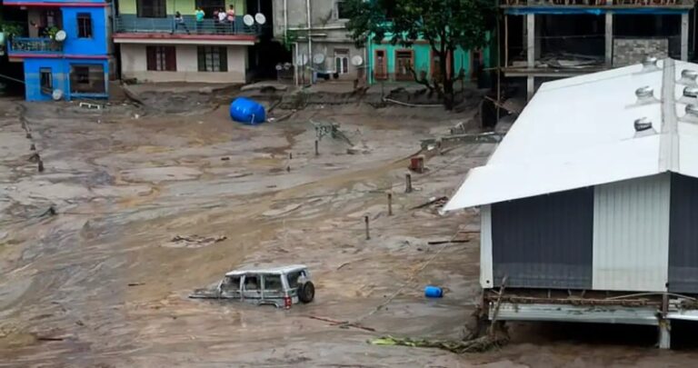 Suben a 40 los muertos por desbordamiento de lago en India