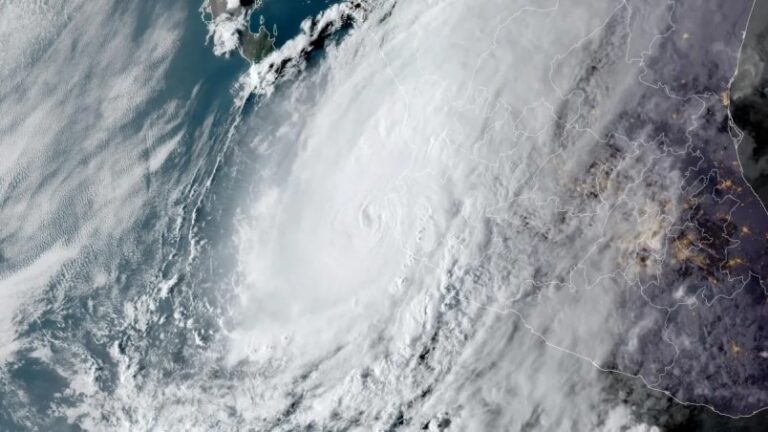 El huracán Lidia se convierte en categoría 2 frente a las costas de México