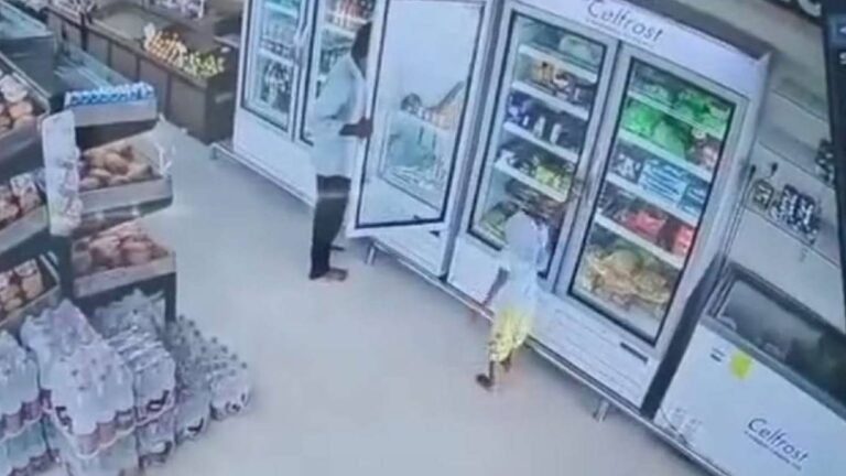 Una niña muere electrocutada al intentar abrir refrigerador de una tienda