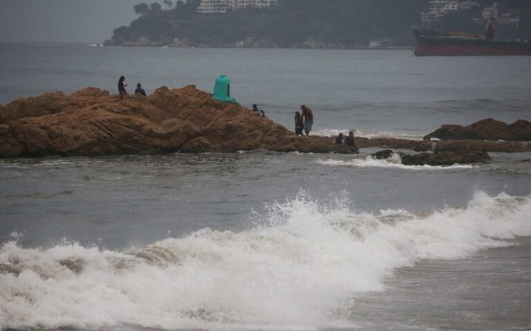 El huracán Otis toca tierra en Acapulco, México