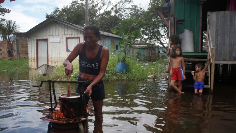 Gobierno peruano decreta estado de emergencia en 10 departamentos por lluvias torrenciales