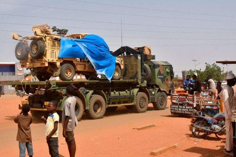 Francia inicia la retirada de militares de Níger