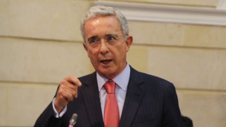 El expresidente Álvaro Uribe dice que será llamado a juicio en Colombia