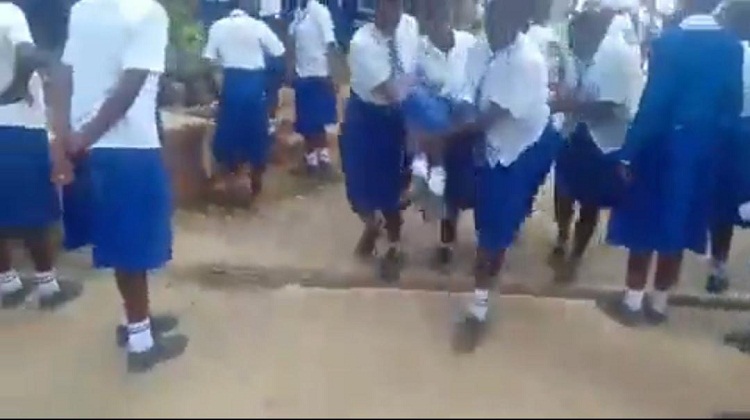 Casi 100 estudiantes de Kenia  hospitalizadas por enfermedad que les impide caminar (VÍDEO)