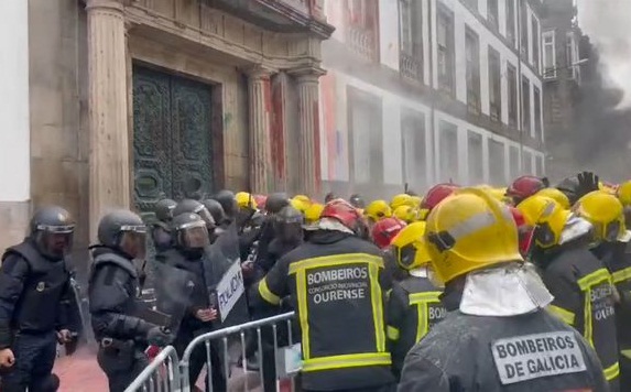 España: Bomberos de Orense se enfrentan a la Policía con un lanzallamas (VÍDEO)