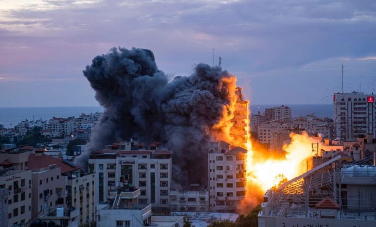 Ascienden a 700 los muertos en Israel por la ofensiva de Hamas