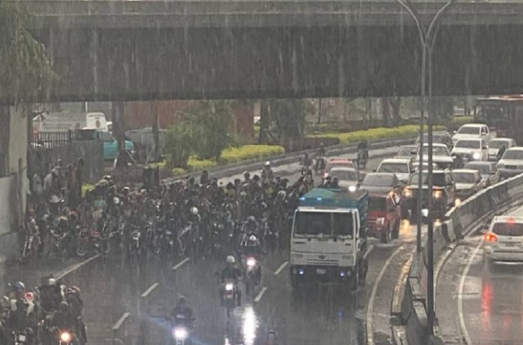 PNB lanzó bombas lacrimógenas a motorizados que obstaculizaban las vías de la Gran Caracas