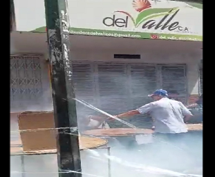 Lanzan bomba lacrimógena en centro de votación en Caracas