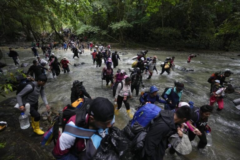 Costa Rica y Panamá activan plan para trasladar a migrantes