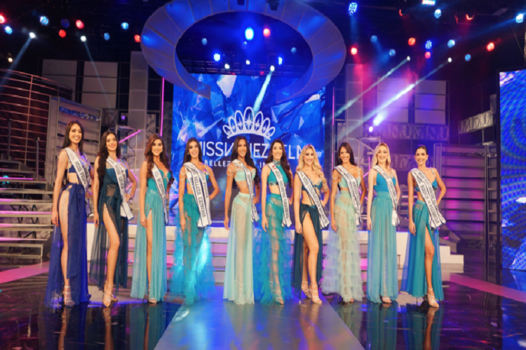Entregan bandas especiales a las candidatas del Miss Venezuela