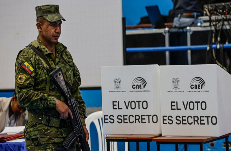 Abren los centros de votación en Ecuador para la elección presidencial
