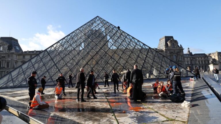 Ecologistas embadurnan de pintura naranja la pirámide de cristal del Louvre