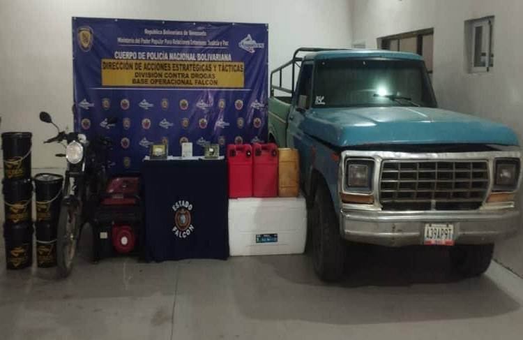 Involucrados en tráfico de droga abandonan camioneta con dos panelas de cocaína en Píritu