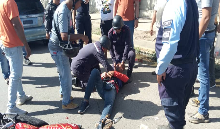 Bomberos de Coro socorren a motorizado lesionado al colisionar contra Aveo en la Tirso Salaverría