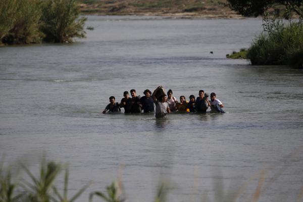 Un venezolano estuvo a punto de ahogarse en el río Bravo, migrantes lo salvaron