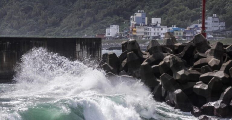 Tifón Koinu llega a Taiwán con vientos récord y lluvias torrenciales
