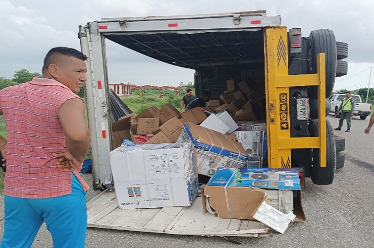 Camión de electrodomésticos se volcó en la Lara – Zulia y el chófer regaló algunos productos