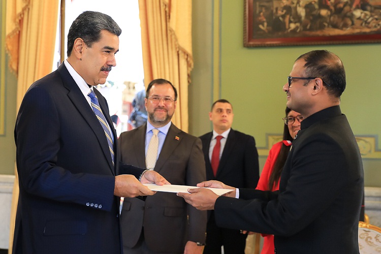 Embajador de la India entrega cartas credenciales a Maduro
