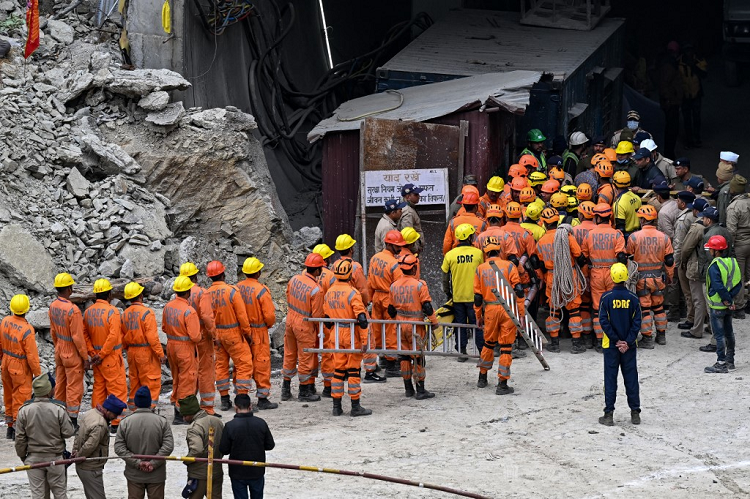 Rescatan al primero de los 41 trabajadores indios atrapados en un túnel