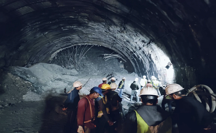 Siguen vivos los 40 trabajadores atrapados en un túnel colapsado en India