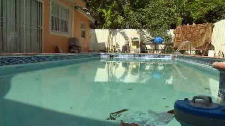 ‘La peor pesadilla de todo padre’: niño de 2 años muere ahogado en la piscina