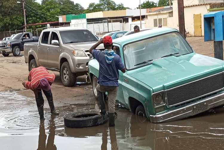 Coro| Avenida Tirso Salaverría inundada de huecos traga carros