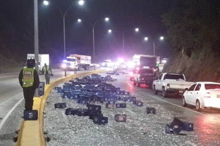 Gandola con cajas de cerveza se volcó en la Autopista Regional del Centro