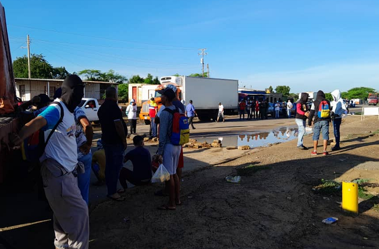 Pescadores de Río Seco trancan la Falcón-Zulia exigiendo respuesta a Pdvsa por la venta de tubería chatarra