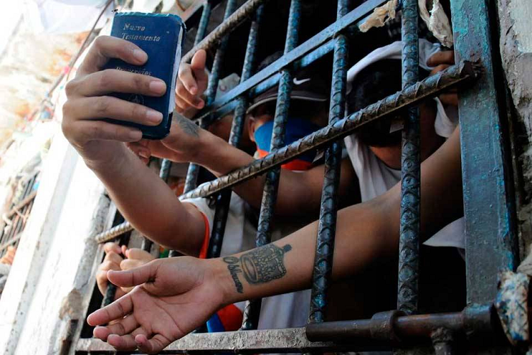 Prohíben a custodios y obreros usar teléfonos celulares en los penales