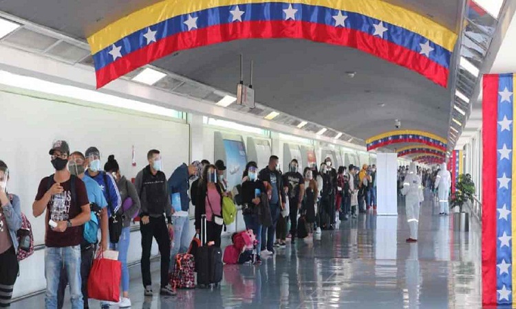 200 venezolanos que regresaron de Islandia fueron detenidos en Maiquetía
