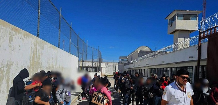 Autoridades mexicanas encuentran a 123 migrantes encerrados en un tráiler